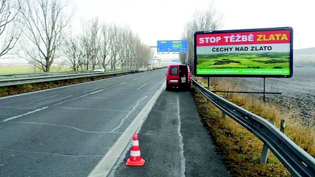 Na hrozbu těžby zlata upozorňují billboardy u Prahy.