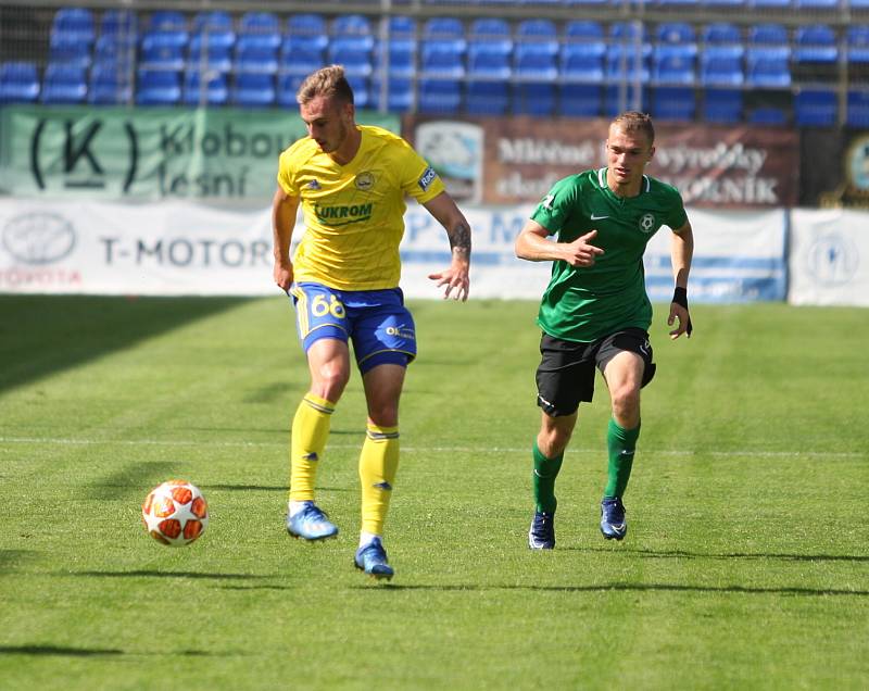 Fotbalisté Fastavu Zlín (ve žlutém) v důležitém zápase bojů o záchranu ve 28. kole v sobotu hostili poslední Příbram.