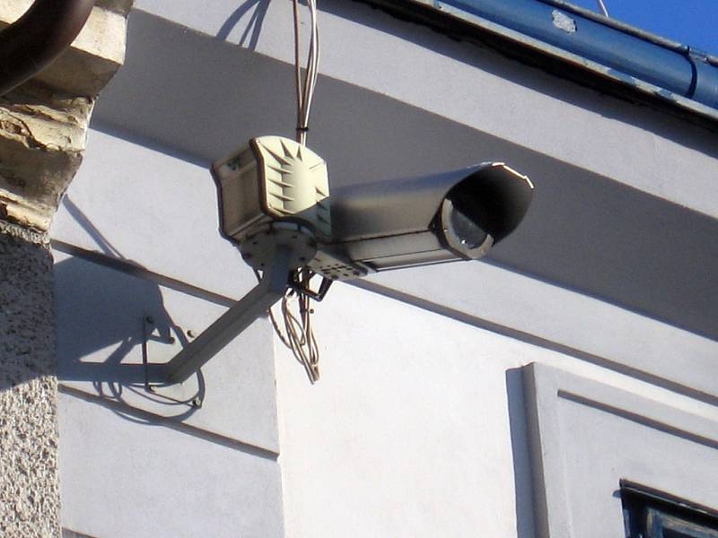 Dění v Pražské ulici sleduje kamera umístěná na domě na Václavském náměstí