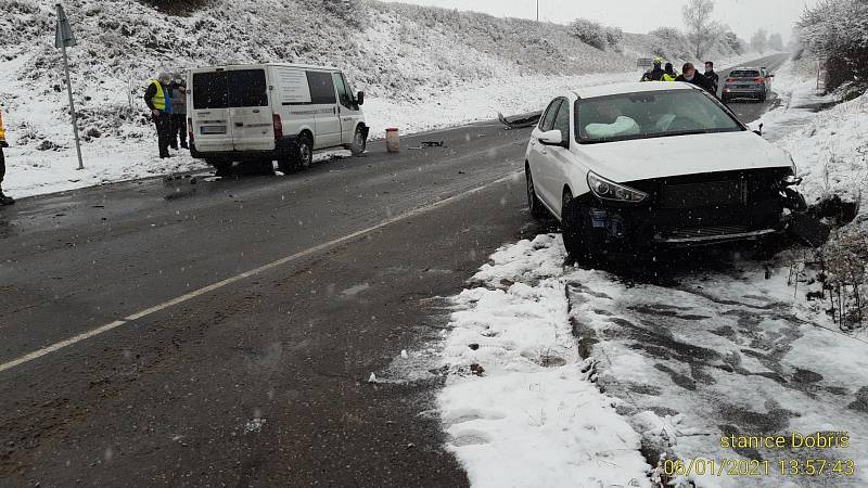 Nehoda na sněhu u Dobříše.