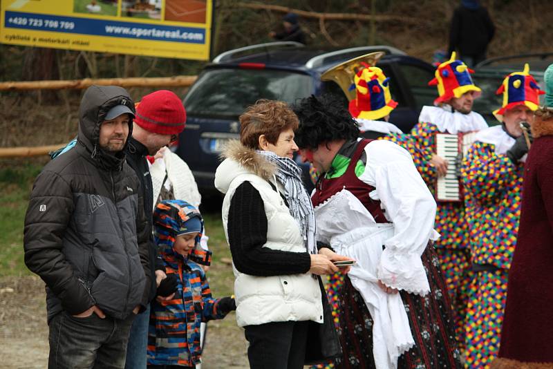 Odpolední masopustní vystoupení ve Vysokém Chlumci je vždy trochu ve stínu svého "bratrského" dopoledního vystoupení v Příbrami.