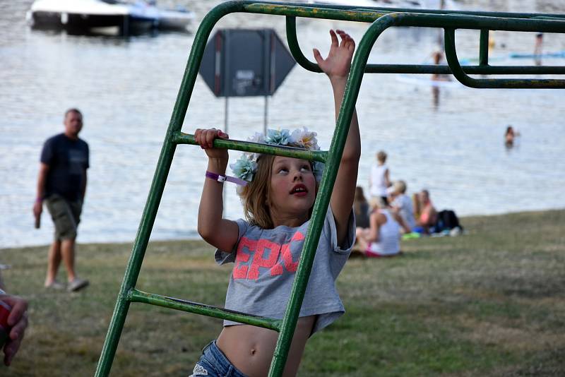 Letní festival v příjemném prostředí, přímo na pláži, byl v tropickém počasí volbou několika tisíců návštěvníků. Foto: Ondřej Navrátil