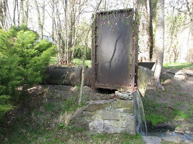 Bok náhonu sloužícího původně hamru a strojírně najdeme v zahradě Památníku dodnes.