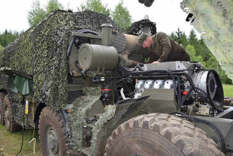 Přípravy na jubilejní 30. ročník Dne pozemních sil - Bahna 2019: oprava techniky.