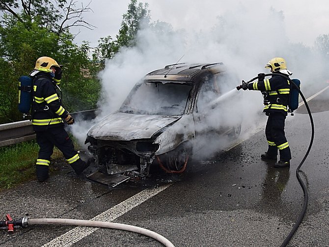 Ve středu v ranních hodinách vyjížděly jednotky požární ochrany na Příbramsku ke dvěma požárům osobních automobilů – obě události dělily asi čtyři hodiny a osm kilometrů. 