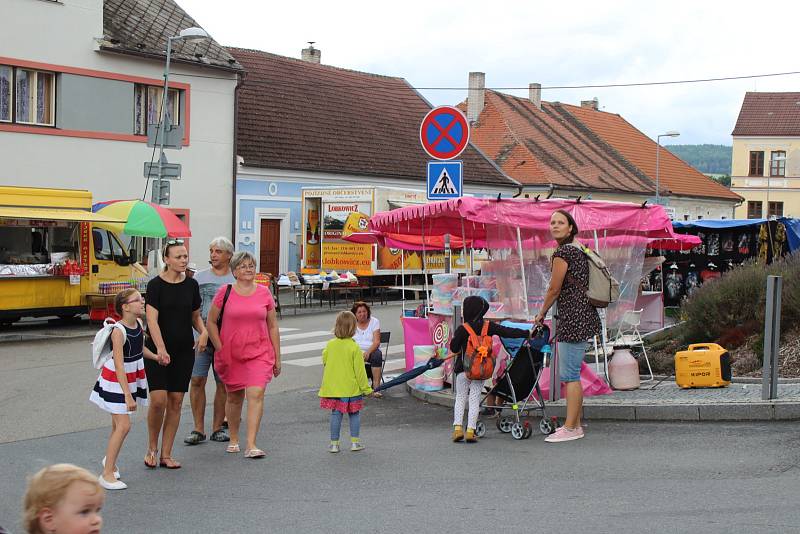 V přestávkách mezi dešťovými přeháňkami si lidé užívali pouťových atrakcí