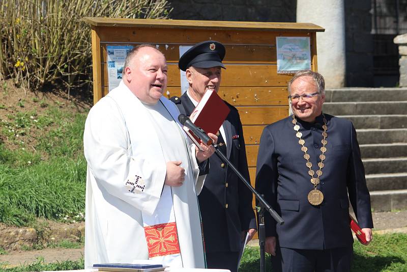 Hasiči v Kamýku nad Vltavou slavnostně křtili nový zásahový vůz.