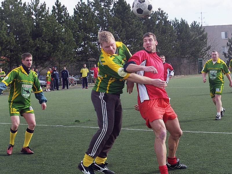 Malá kopaná odstartovala. Knockout (v červeném) získal devět bodů a usadil se na druhém místě.