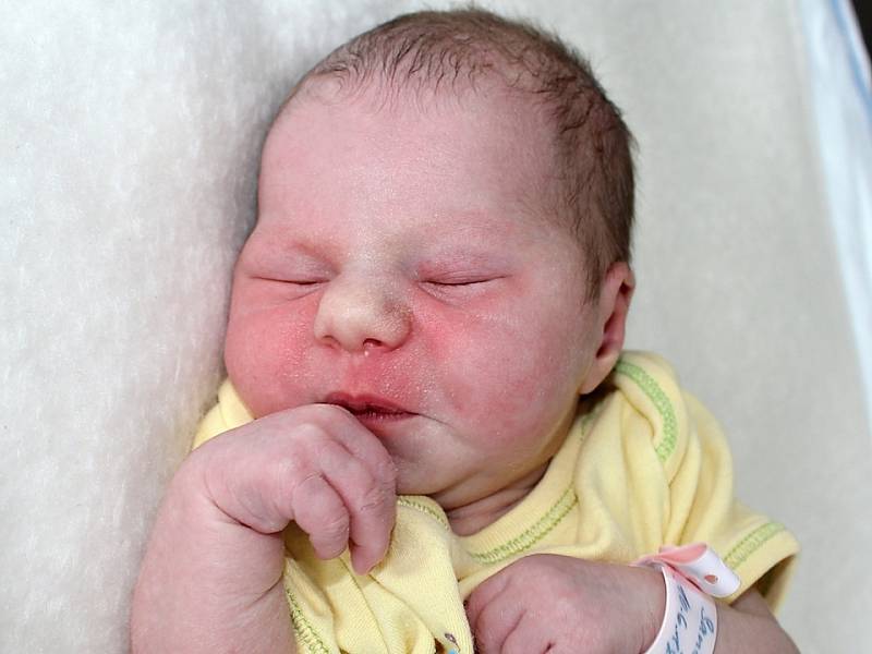 SANDRA SUTNAROVÁ se narodila v sobotu 10. června o váze 3,26 kg a míře 50 cm. Rodiče Lucie a Ivan o své první životní štěstí pečují v Dobříši.
