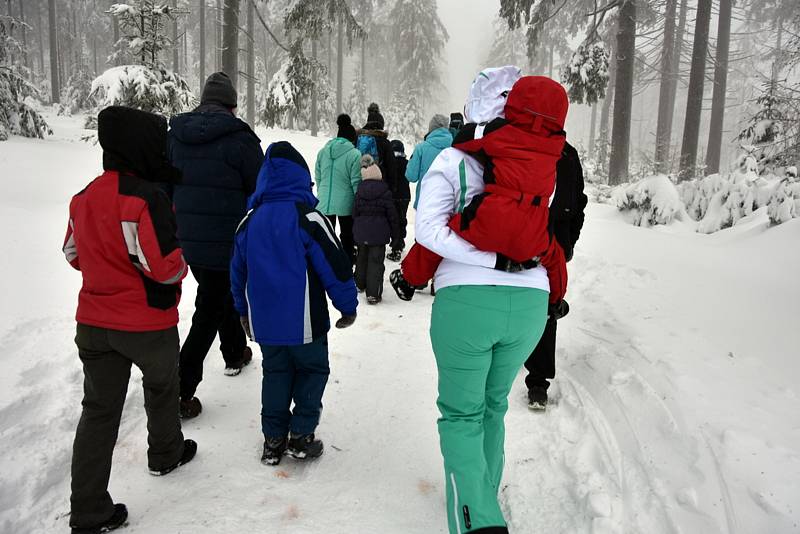 Čím výše účastníci stoupali, tím bylo okolí krásnější, v lese bylo téměř 50 centimetrů sněhu.Na Pražáku na příchozí čekaly medaile, červené razítko, pečení buřtíků a teplé alkoholické i nealkoholické nápoje.