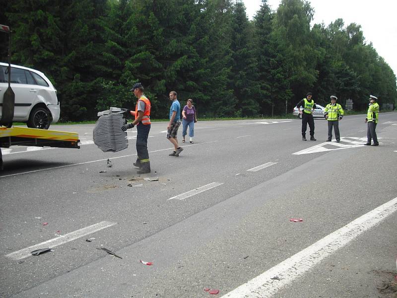 Nehoda pěti osobních aut na strakonické silnici u Bytízu.