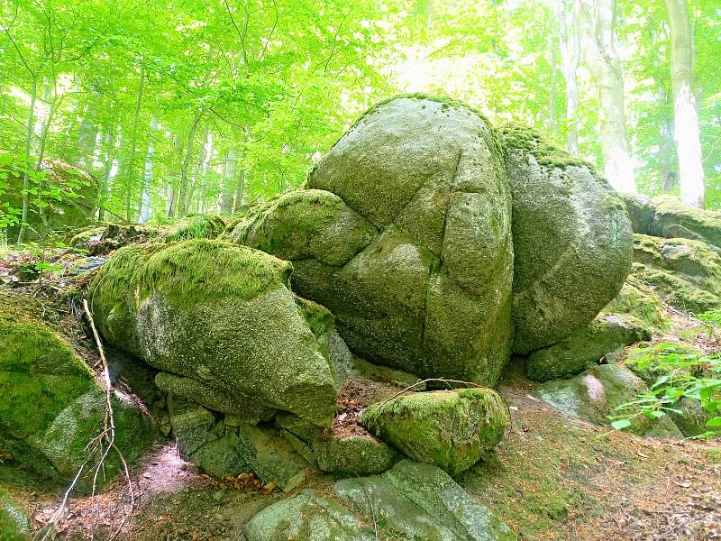 Příroda s kameny doslova kouzlí.
