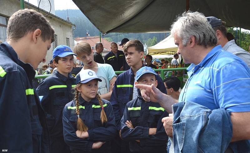 O tři putovní trofeje se zápolilo ve třech kategoriích: družstva dětí, žen a mužů. Kromě zástupců 7. okrsku z Jinec, Čenkova, Ohrazenice a Křešína přijeli i hosté z Kardavce, Hluboše, Hostomic, Jánské a Dobříše.