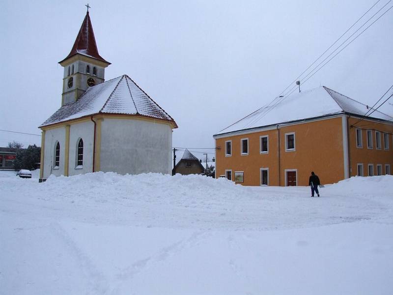 Příbramsko zasypal další sníh. Místy připadlo až 20 centimetrů nového sněhu. Na Rožmitálsku a v obcích pod brdskými hřebeny leží v průměru kolem 40 centimetrů sněhu. 