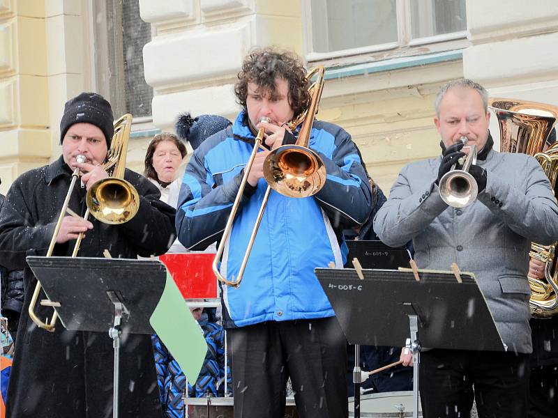 Tři králové na velbloudech v doprovodu skupin koledníků přijeli v pátek do okresního města.