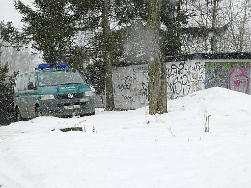 Přibližně v tomto místě, vpravo od policejného vozu, objevil muž pohozené miminko.