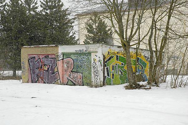 Kolemjdoucí objevil ve sněhu v ulici Nad Štolou opuštěného novorozence