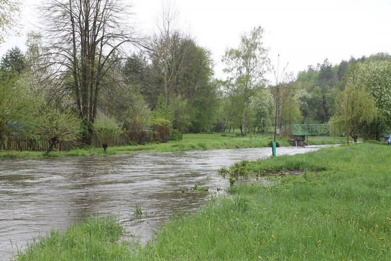 Zvýšená hladina Sedleckého potoka a potoka Mastník v Sedlčanech v polovině května 2021.