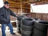 NEMILÉ překvapení v podobě naskládaných starých pneumatik čekalo před několika dny na jeho pozemku Františka Zemana. 