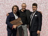 Designér úspěšného prkénka Petr Novague (uprostřed) společně s majiteli firmy Vojtěchem Hrachem (vlevo) a Jiřím Krůtou.