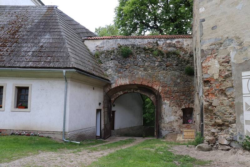 Z prohlídky zámku v Rožmitále pod Třemšínem při zahájení turistické sezony.