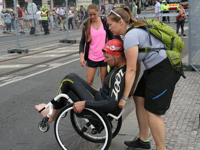 Handicapovaný sportovec Jan Tománek na pražském triatlonu.