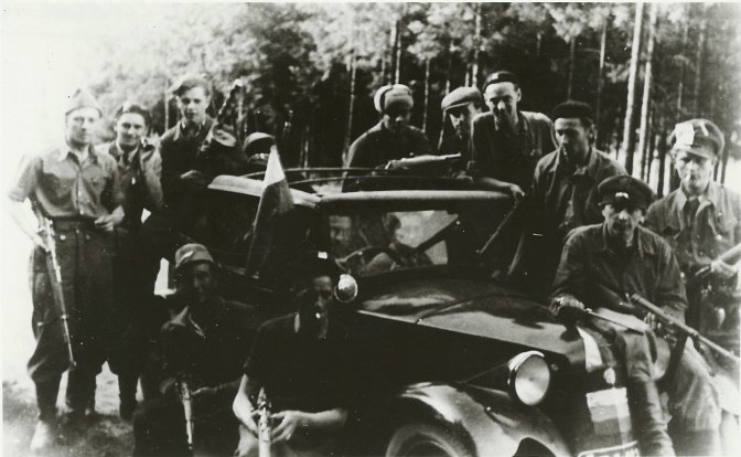 Skupina příbramských partyzánů, kteří se zúčastnili 11. 5. 1945 bitvy u Slivice. 