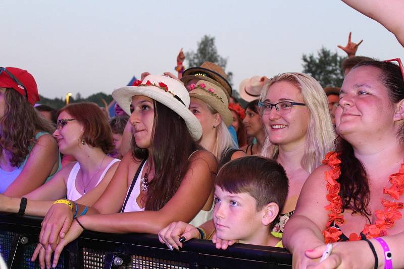 Letní festival v příjemném prostředí, přímo na pláži, byl v tropickém počasí volbou několika tisíců návštěvníků.