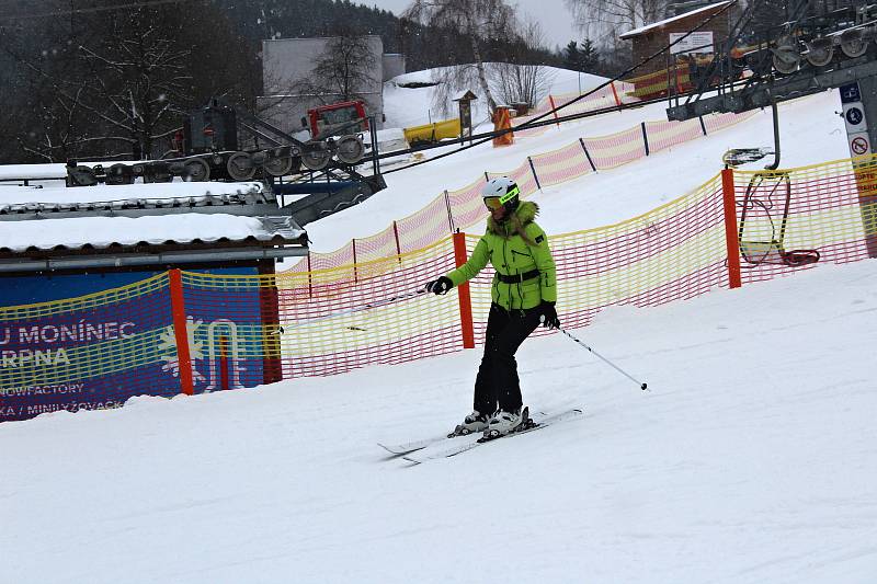 Jetřichovice - Ve středočeském areálu Monínec najdou lyžaři 50 až 80 centimetrů technického sněhu. Ve všední den je sjezdovka volná, jezdí se na ní pohodově. Areál je otevřený od 9 do 16 hodin a od 18 do 20 hodin.