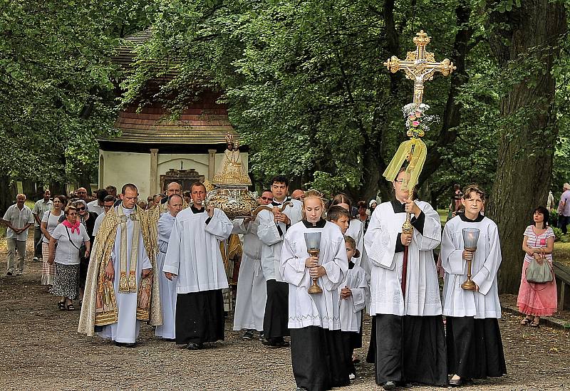 Oslavy korunovace milostné sošky Panny Marie vyvrcholily nedělním průvodem.