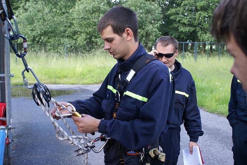 Příbramští doborovolní hasiči při lezeckém výcviku