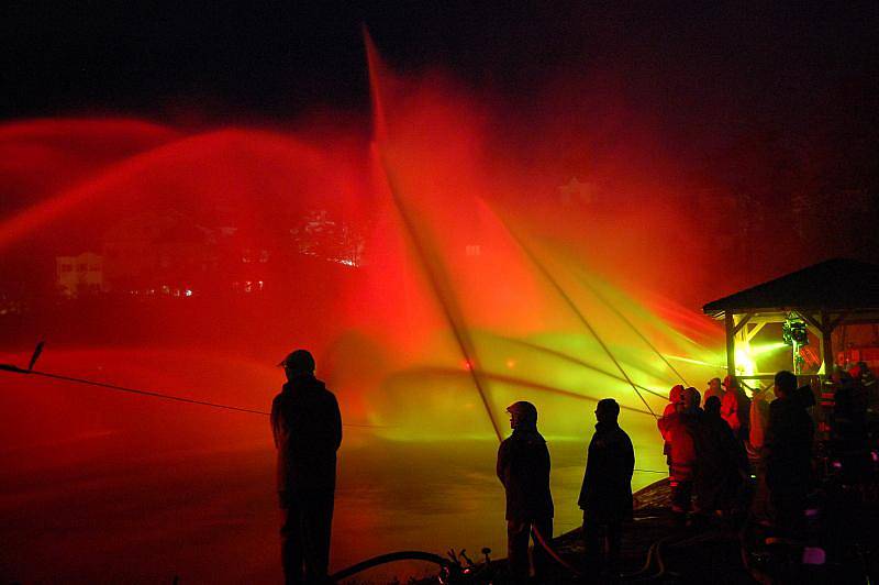 Světelná fontána vytvořená hasiči na Hořejší Oboře.