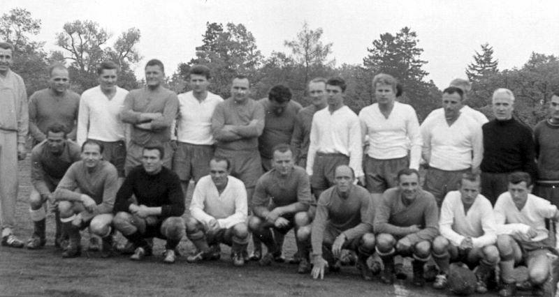 Foto ze zápasu Dobříše a internacionálů ČSSR, za které nastoupili mimo jiné Josef Bican a František Plánička.