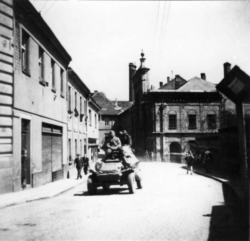 Sovětský obrněný vůz BA-64 přijíždějící od synagogy k náměstí Viktoria (T. G. Masaryka) v Příbrami 11. 5. 1945.