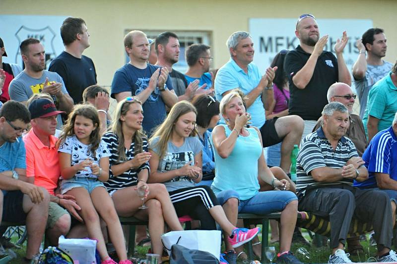 Stadion V Lipkách v Dobříši zažil ve středu v podvečer fotbalový svátek. K utkání 2. kola českého poháru MOL Cup sem přijel prvoligový tým Slovan Liberec.