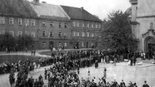 Občané vítají na příbramském náměstí 9. 5. 1945 vojáky VS KONR – ROA generála Andreje Andrejeviče Vlasova z 3. pluku 1. Buňačenkovy divize. Jízdní oddíl vlasovců na koních míří z města, v marné snaze dostat se do amerického zajetí.