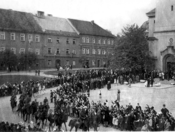 Občané vítají na příbramském náměstí 9. 5. 1945 vojáky VS KONR – ROA generála Andreje Andrejeviče Vlasova z 3. pluku 1. Buňačenkovy divize. Jízdní oddíl vlasovců na koních míří z města, v marné snaze dostat se do amerického zajetí.