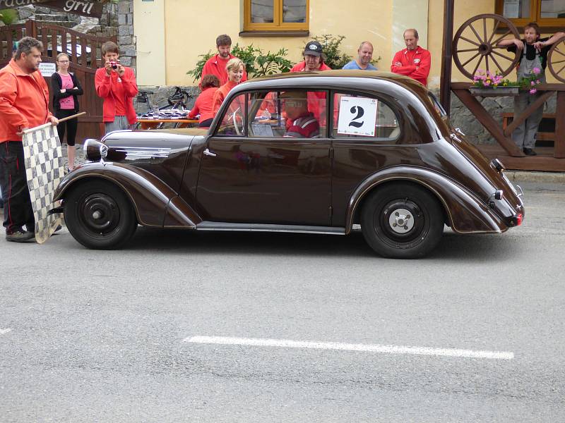 Sedmnáctý ročník Retro Prague Historic Rally vedl letos i přes města a obce benešovského a příbramského okresu.