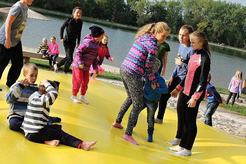 Divadelní spolek Půlnoc zaperlil na kamenném pódiu na Nováku. Slibovaný déšť neměl tak průbojnou náladu a tak si první představení v těchto místech užili diváci i herci užili pod slunečními paprsky.