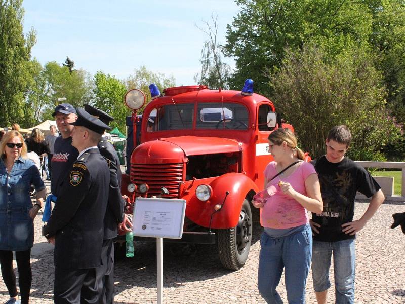 Slavnostní akcí s oceněním zasahujících hasičů, ukázkami moderní i historické techniky nebo dovedností těch nejmenších si profesionální i dobrovolní hasiči připomněli 40. výročí požáru Svaté Hory.