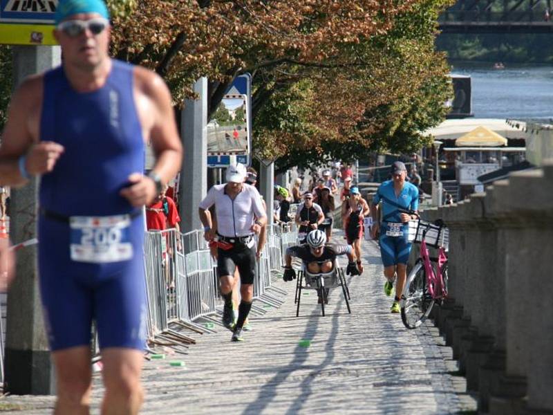 Handicapovaný sportovec Jan Tománek na pražském triatlonu.