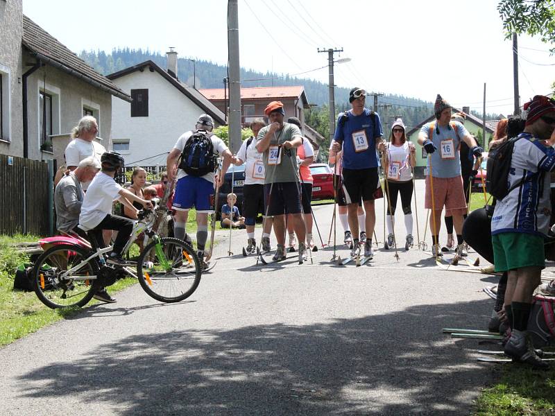 V ulicích obce Obecnice se soutěžilo v lyžování. I letos se našla v obci řada zájemců o účast v zábavném závodu na lyžích ulicemi Obecnice..