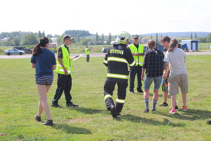 Mezi letištěm a motoristickým polygonem u Dlouhé Lhoty, známým například školou smyku, hasiči, zdravotničtí záchranáři a policisté nacvičovali zásah na místě havárie malého letadla. S ním se pojí i nutnost zajistit pomoc pro větší počet zraněných.