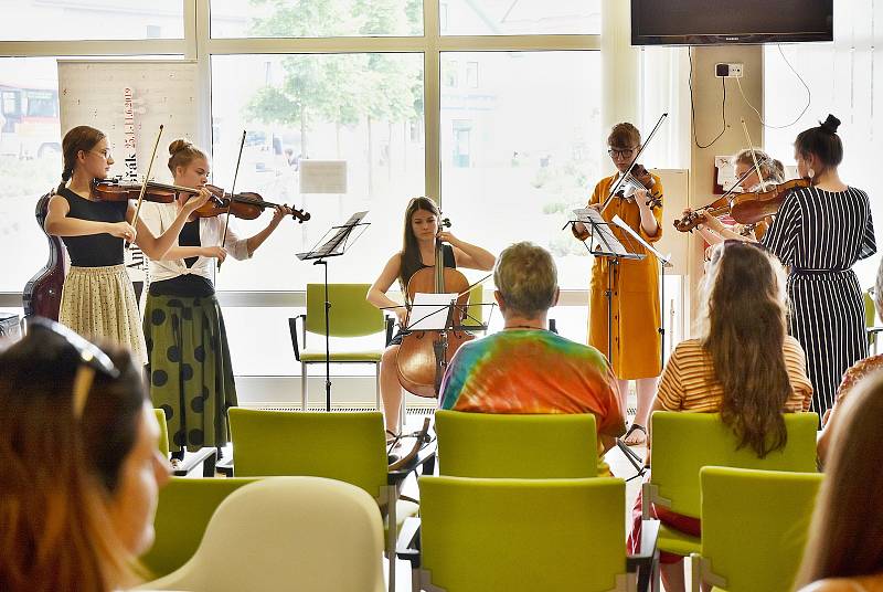 Koncert na hlavní recepci v Oblastní nemocnici v Příbrami v rámci Hudebního festivalu Antonína Dvořáka.