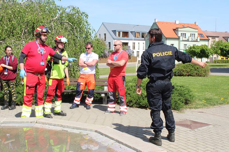 V sobotu v 6 hodin začínala druhá a závodní část, a to týmový závod na trase 21 kilometrů, na které na záchranáře čekalo deset situací, které bylo nutné řešit - ať už paraglajdista v drátech vysokého napětí, výbuch v továrně nebo auto v rybníce.