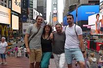 Procházka s manželem a syny po Time Square.