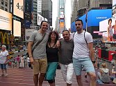 Procházka s manželem a syny po Time Square.