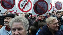 Proti počínání prezidenta Miloše Zemana v úterý 15. října 2013 při jeho návštěvě Dobříše na Příbramsku protestovala zhruba padesátka odpůrců.