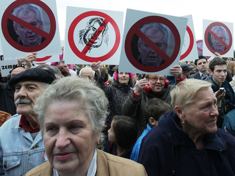 Proti počínání prezidenta Miloše Zemana v úterý 15. října 2013 při jeho návštěvě Dobříše na Příbramsku protestovala zhruba padesátka odpůrců.