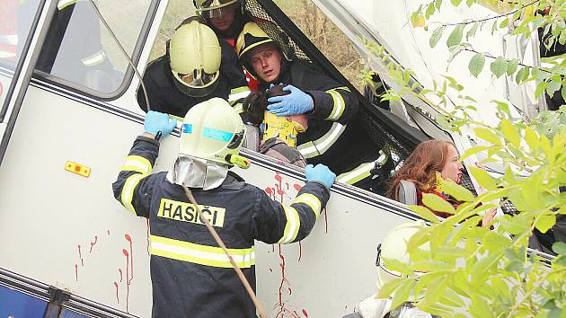 V Dlouhé Lhotě se konalo taktické cvičení záchranářů při vážné nehodě autobusu. Mělo za úkol prověřit připravenost všech složek integrovaného záchranného systému. 